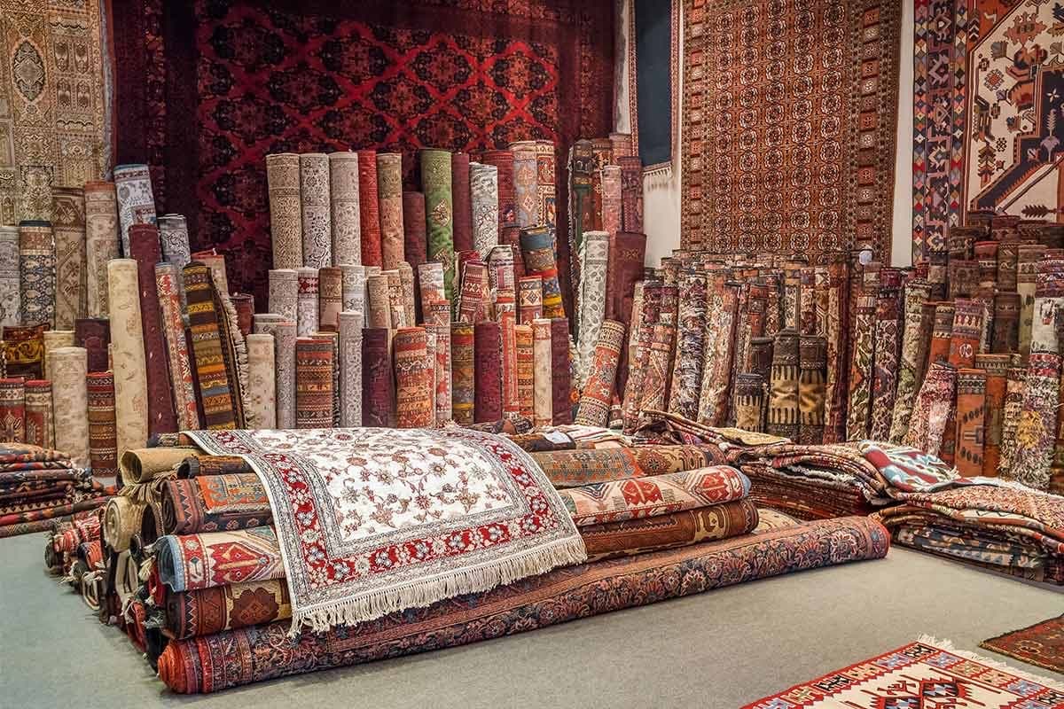 Handwerker knüpft einen edlen Orientteppich