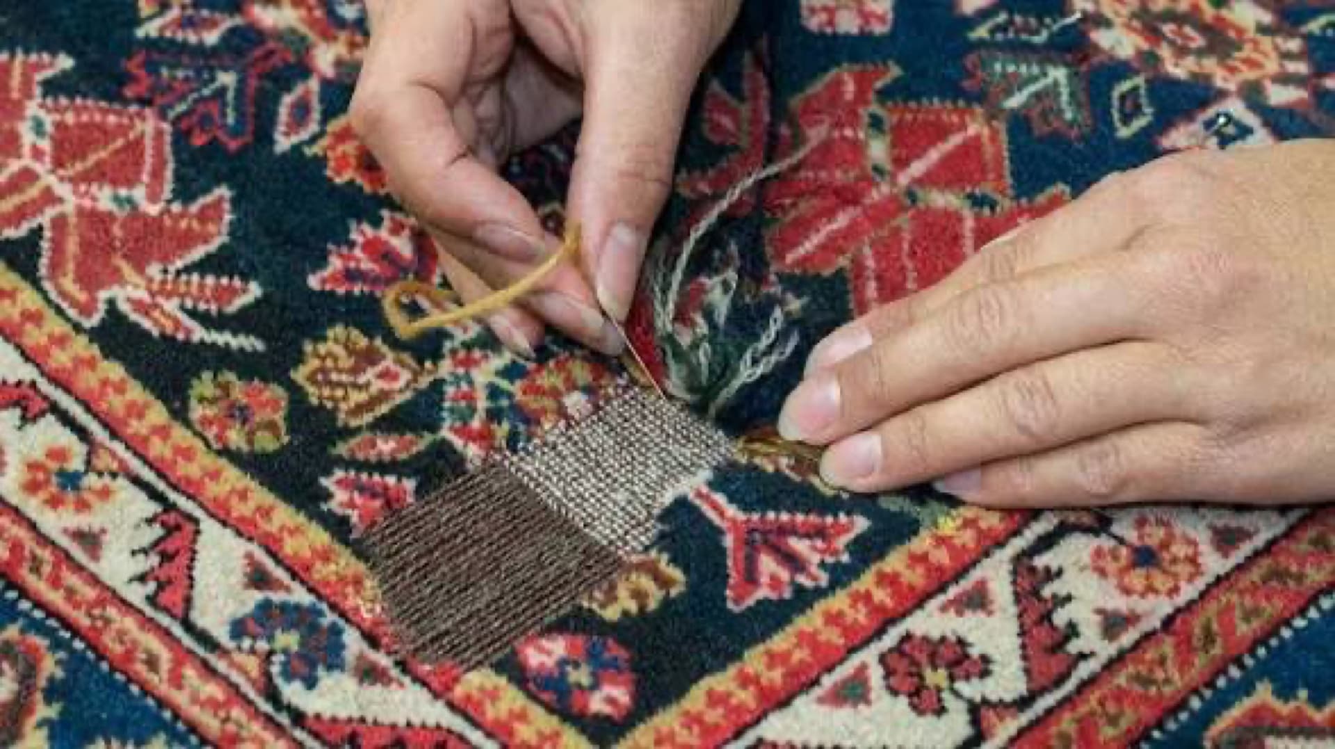 Teppich wird mit originalen Rohstoffen nachgeknüpft